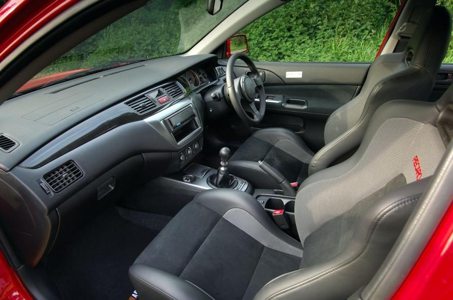 Интерьер Mitsubishi Lancer Evolution IX 2005 года  (фото 11 из 32)